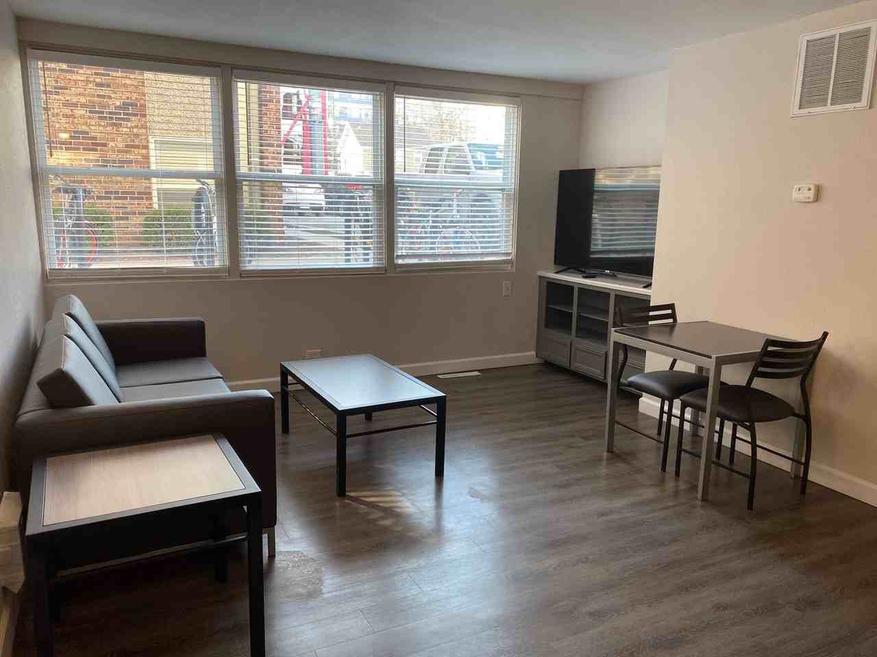 510 E Stoughton - Photo 3 of 40