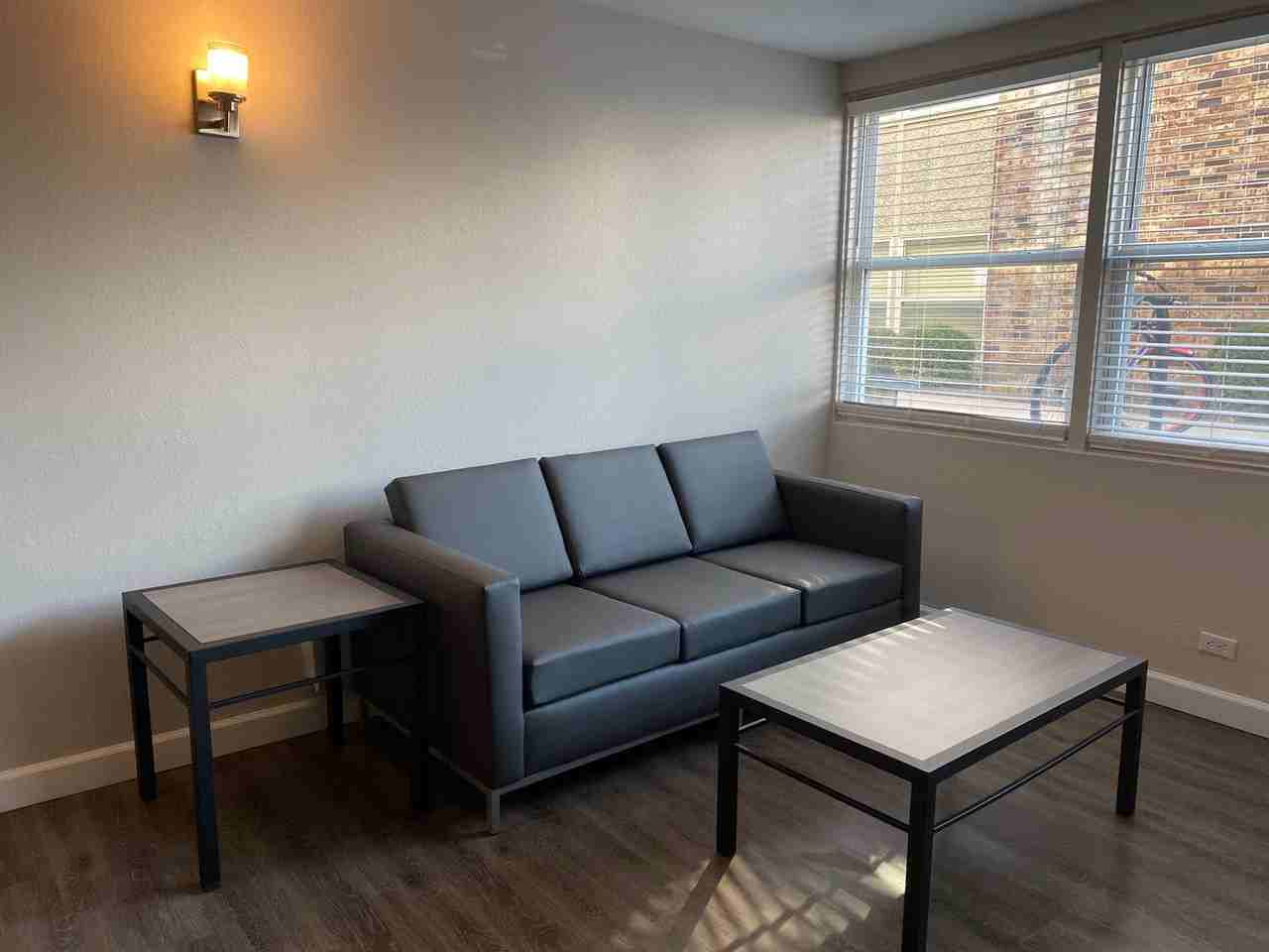 510 E Stoughton - Photo 4 of 40