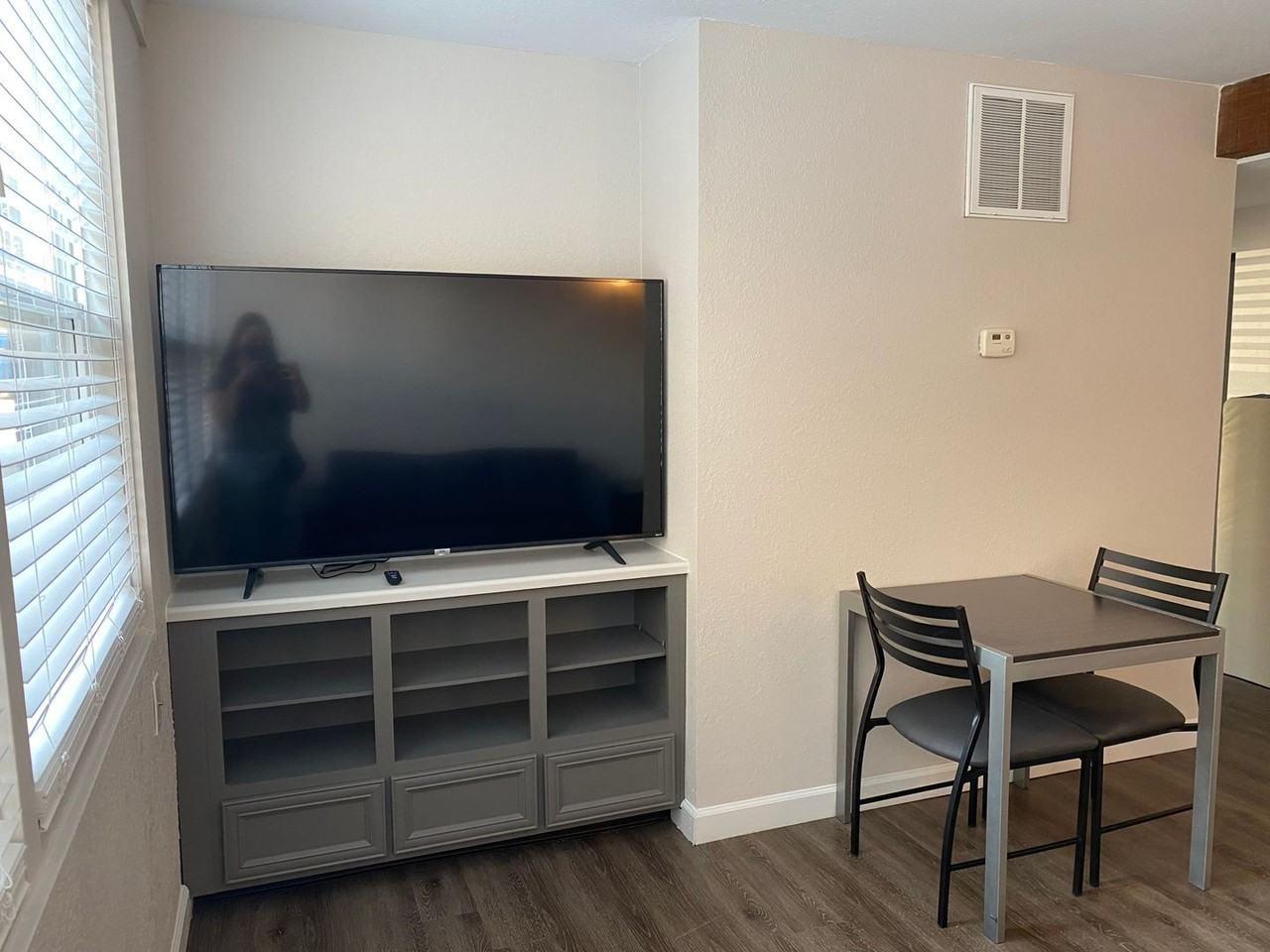 510 E Stoughton - Photo 5 of 40