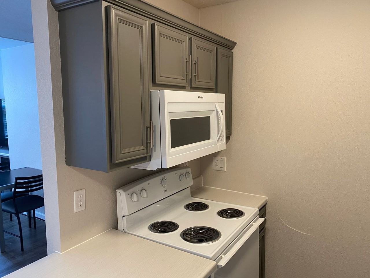 510 E Stoughton - Photo 7 of 40