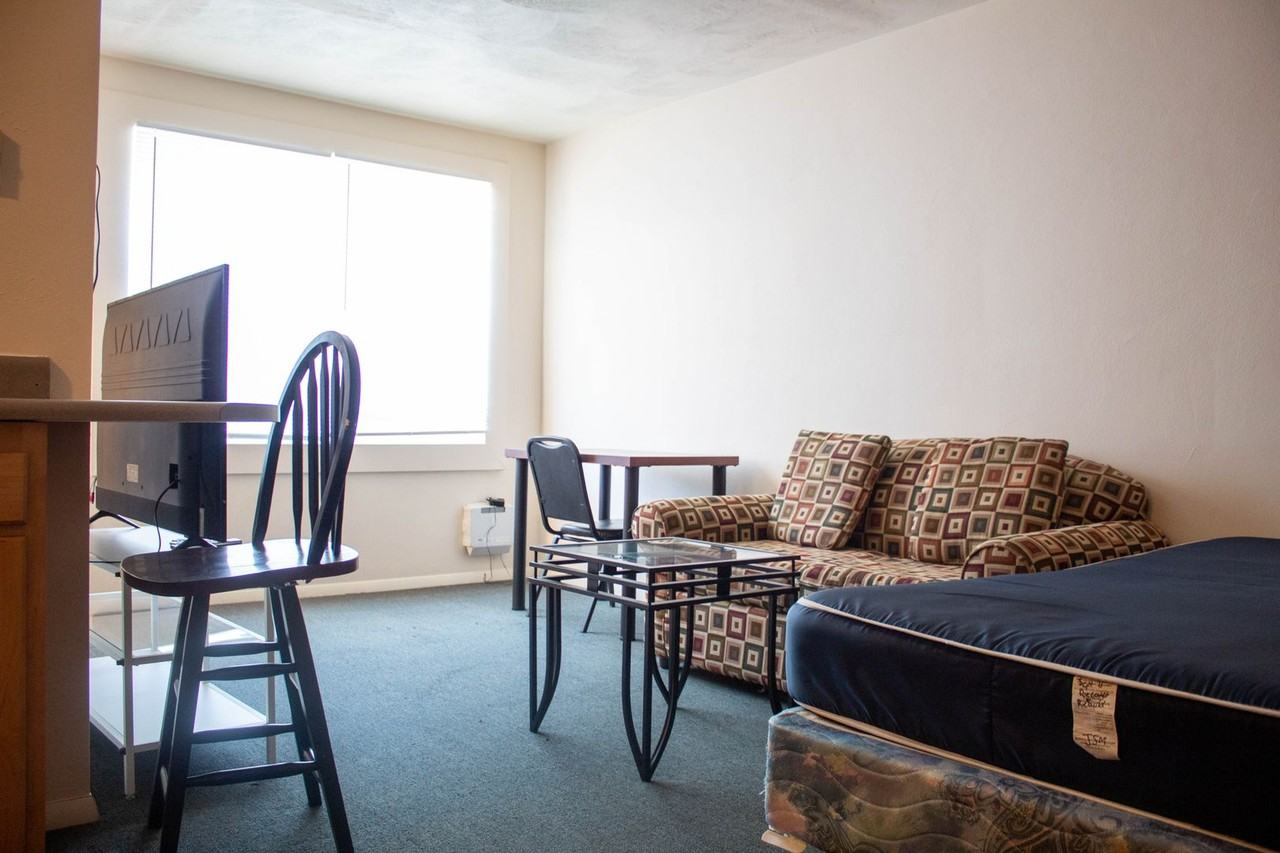 512 E Clark - Photo 3 of 33