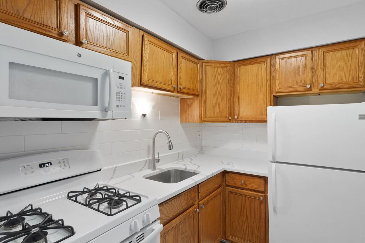 6758 N. Sheridan Rd. - Photo 6 of 35