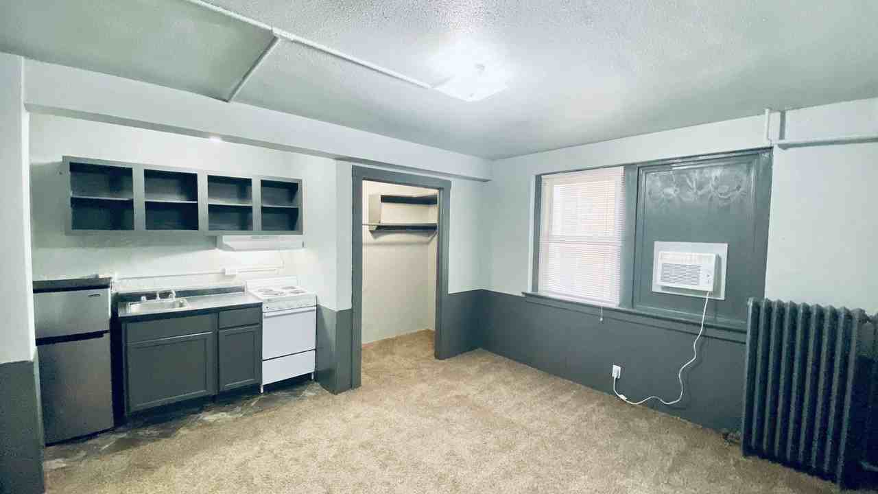 Jones Bedford 2205 Jones - Photo 2 of 10
