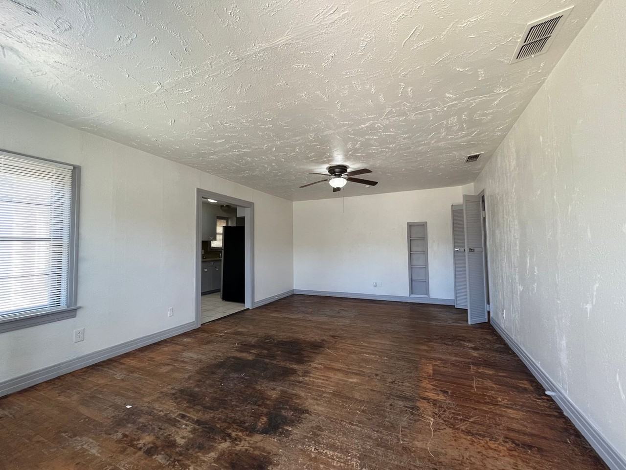 DB 2104 32nd Street - Photo 3 of 11