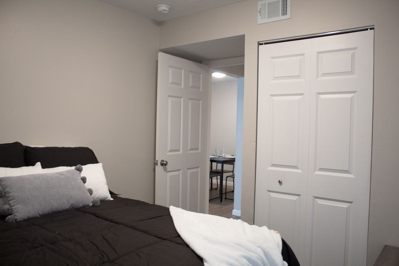 909 S Locust - Photo 4 of 50