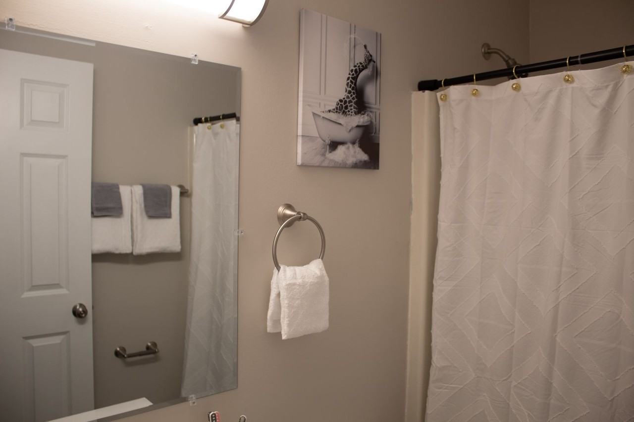 909 S Locust - Photo 6 of 50