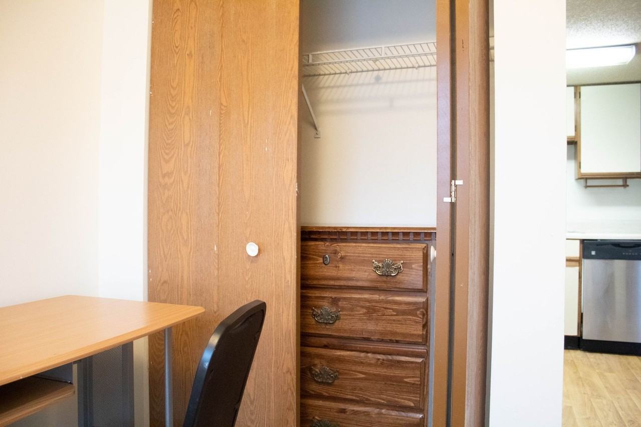 907 W Oregon - Photo 3 of 40