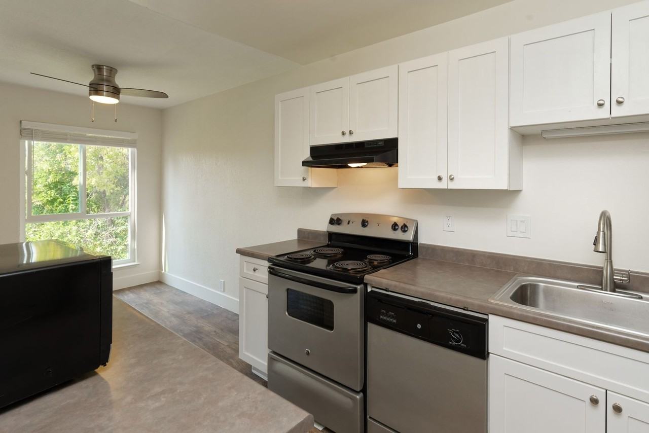 Shoreline 1841 Apartment Homes - Photo 2 of 23