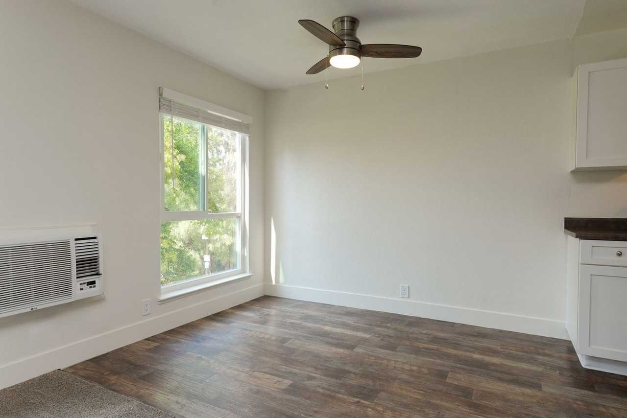 Shoreline 1841 Apartment Homes - Photo 3 of 23