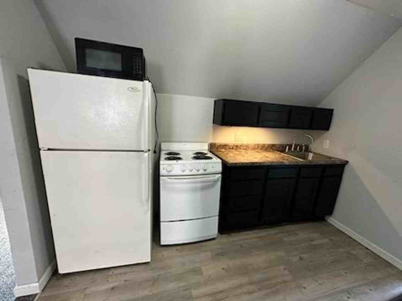 1511 W Callender Ave - Photo 2 of 17