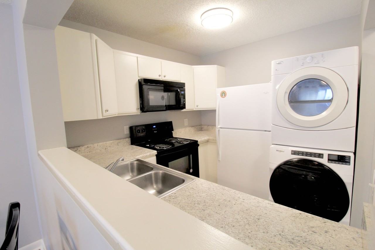 Hunters Ridge Condominiums  1380K - Photo 2 of 17