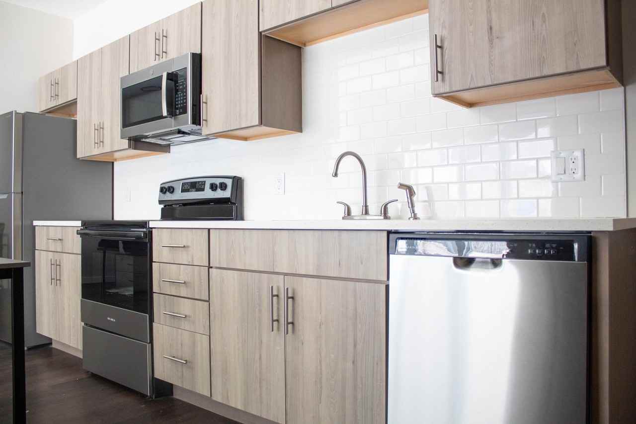 503 E Stoughton - Photo 4 of 50