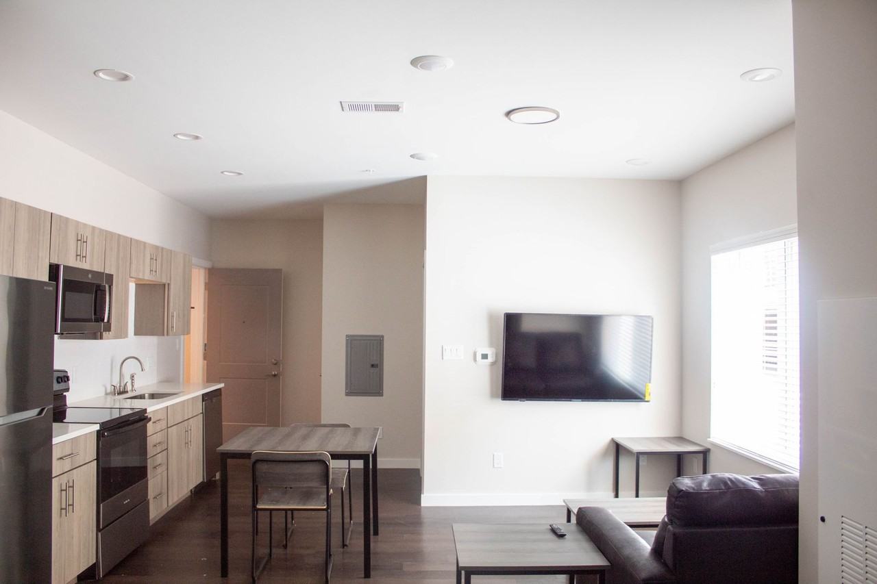 503 E Stoughton - Photo 7 of 50