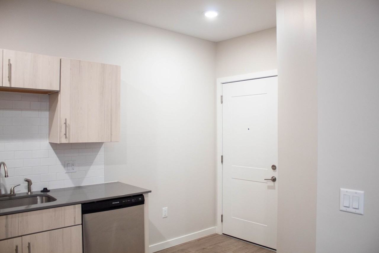 1009 W Stoughton - Photo 5 of 50