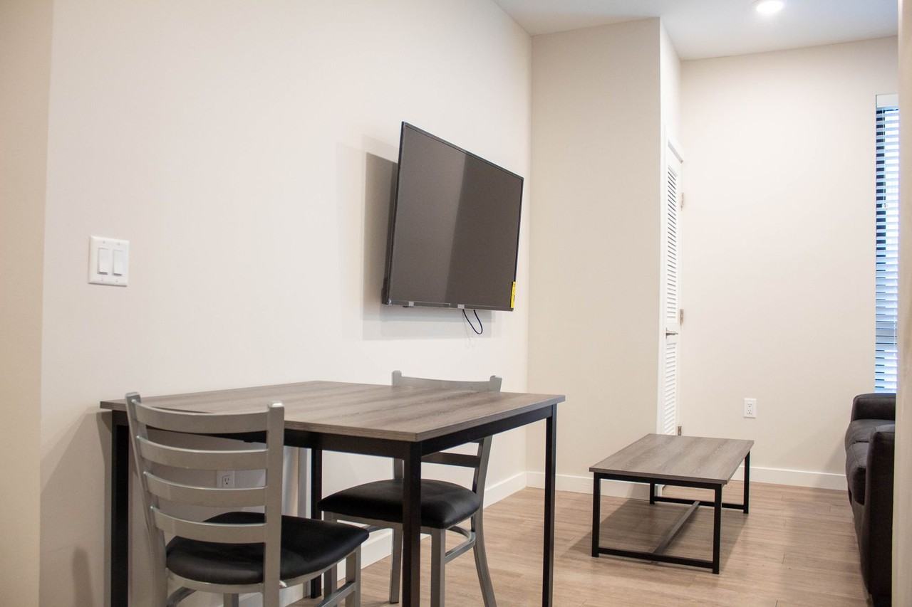 1009 W Stoughton - Photo 7 of 50