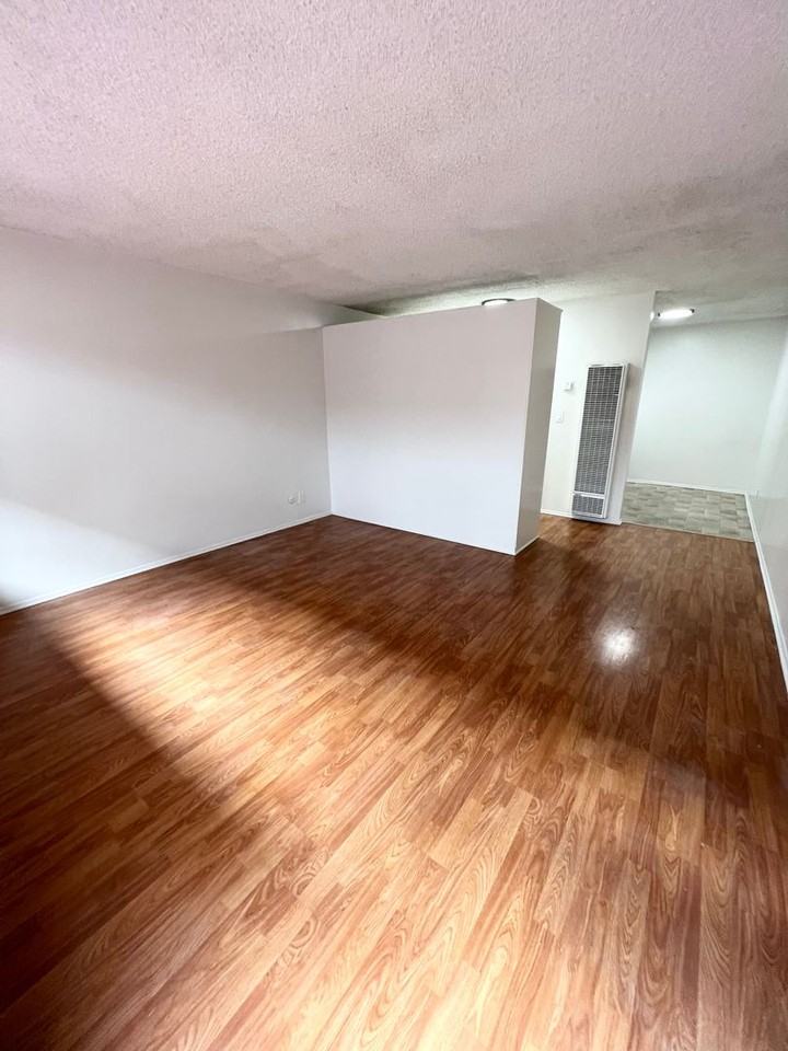 REGAL MANOR - Photo 4 of 14