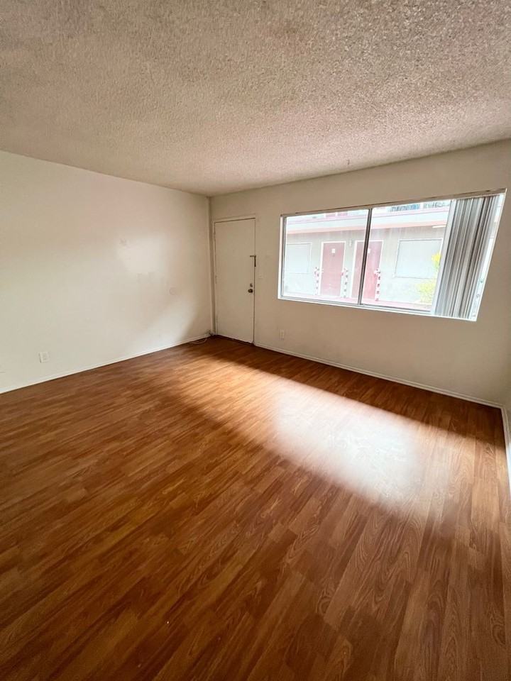 REGAL MANOR - Photo 5 of 14