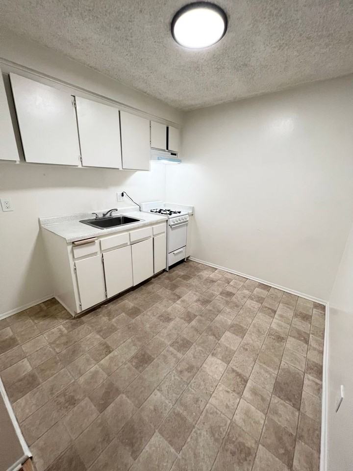 REGAL MANOR - Photo 7 of 14