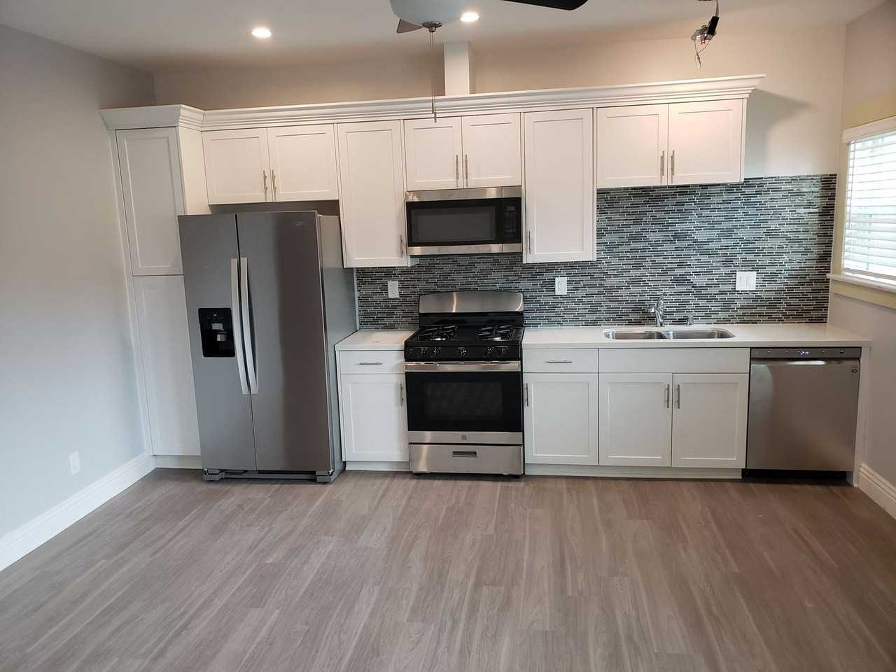 Thorn - Photo 7 of 10