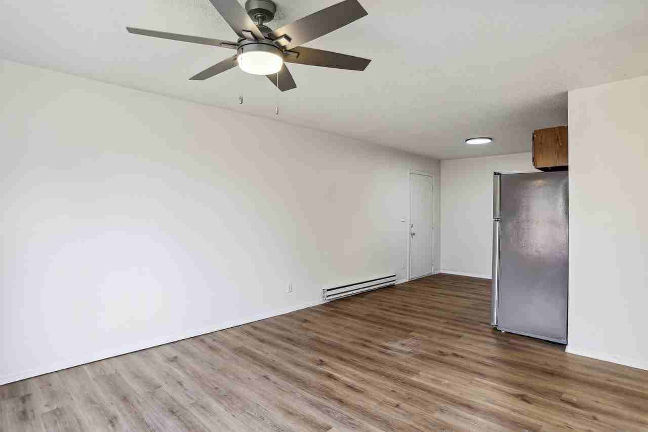 2402HI - Photo 4 of 11