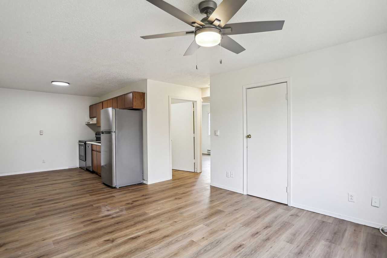 2402HI - Photo 2 of 11