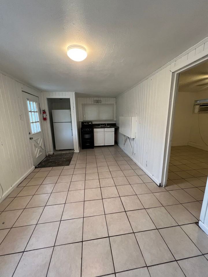 2745 9th St E - Photo 4 of 14