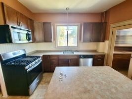 featured image of 624 E 6th St