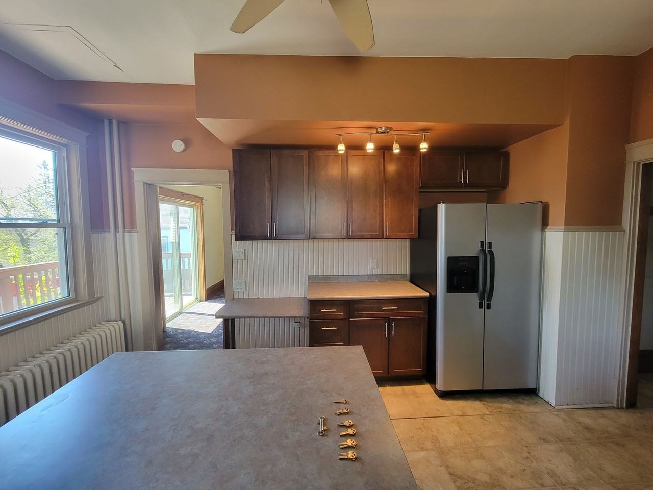 624 E 6th St - Photo 4 of 30