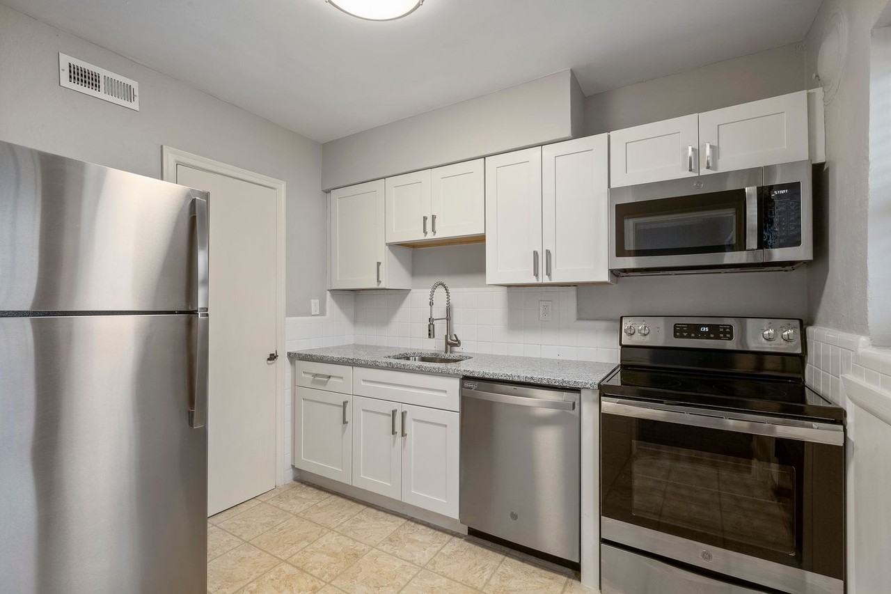 5823 Lindenwood Avenue #1E - Photo 7 of 12