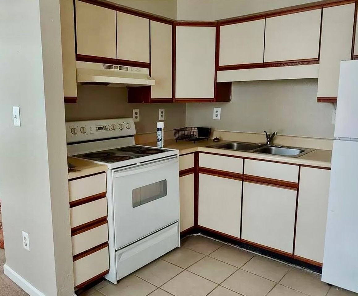 3220 E 10th St - Photo 6 of 7