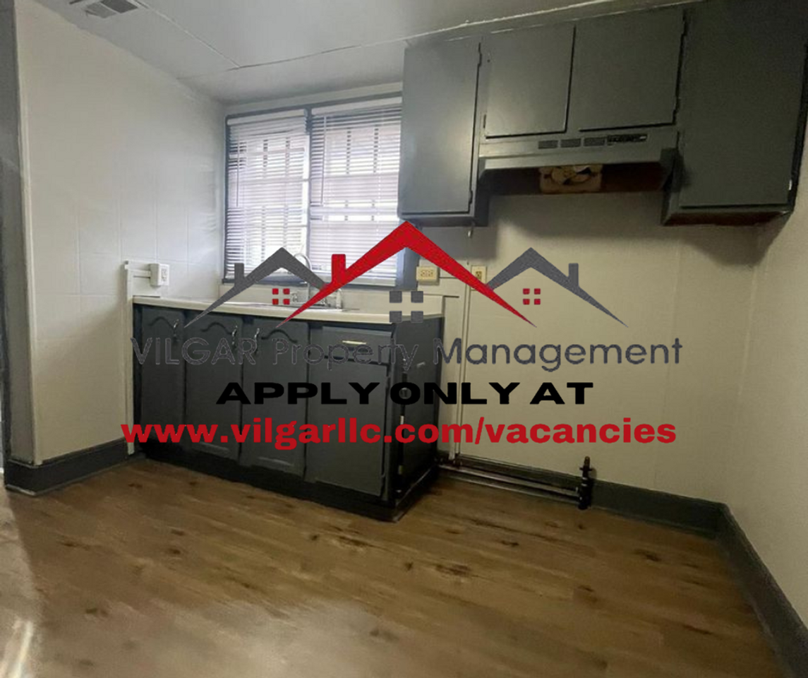 820 Manhattan St - Photo 3 of 11