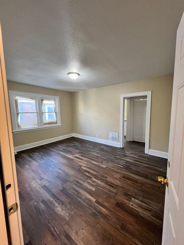 3762 Vine St - Photo 2 of 10