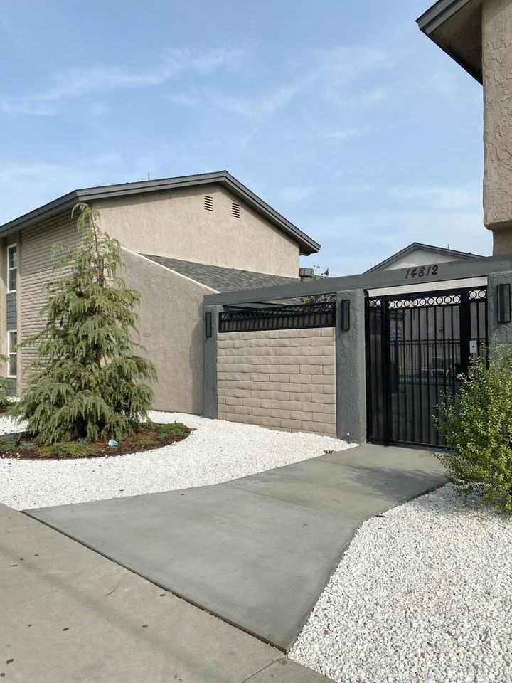 Beautiful upgraded 2 bed + 1 bath Apartment - Photo 2 of 10