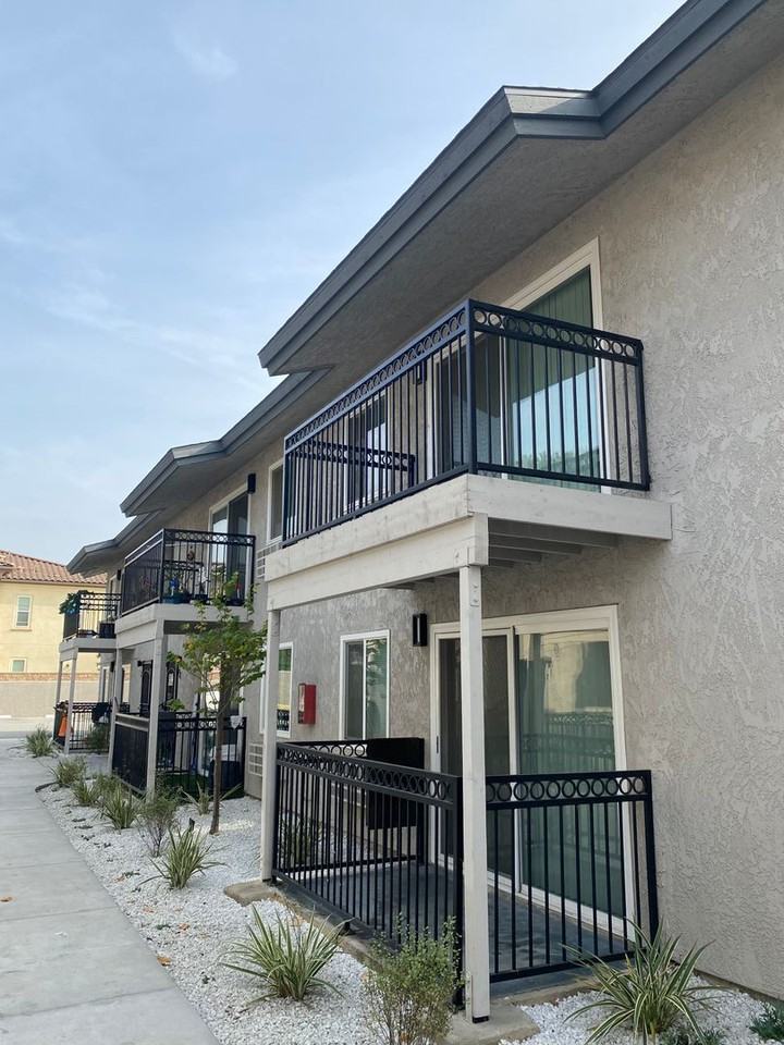 Beautiful upgraded 2 bed + 1 bath Apartment - Photo 3 of 10