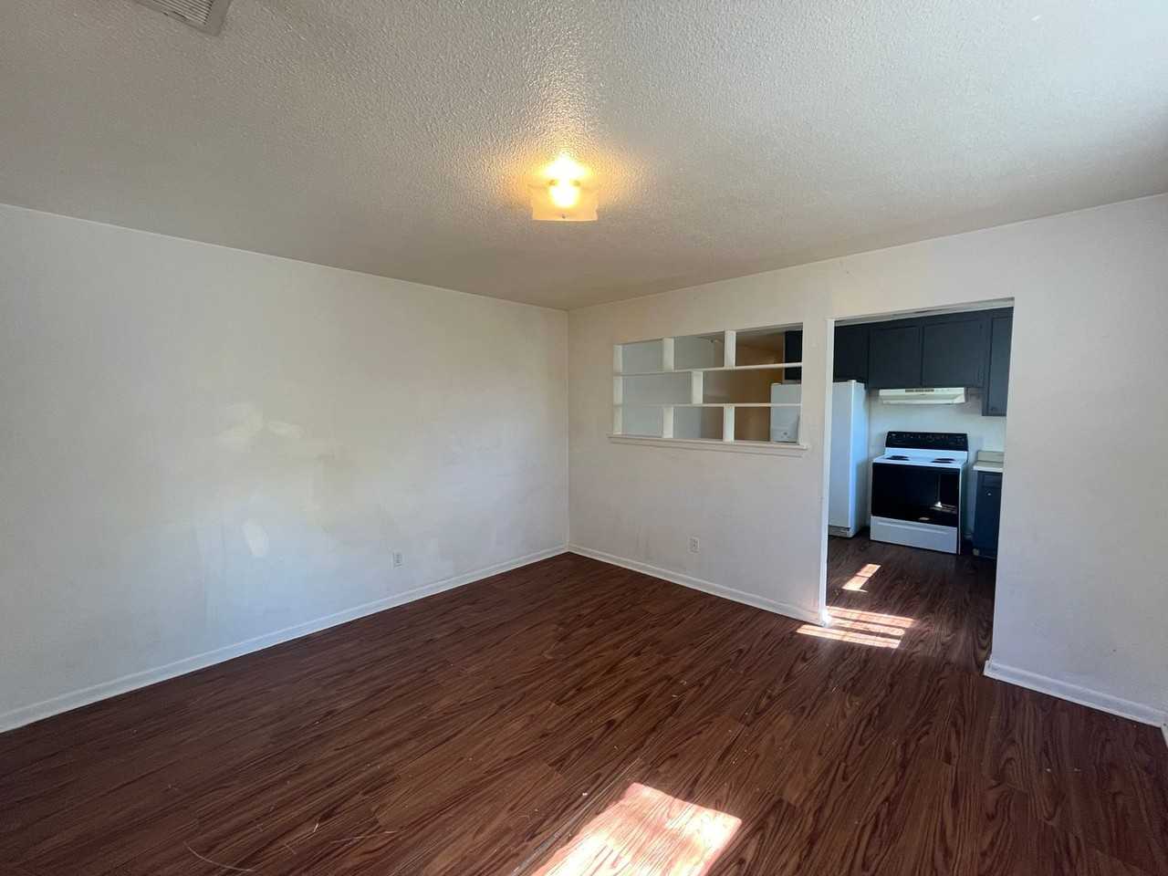 1102 N Hawthorne St - Photo 3 of 11