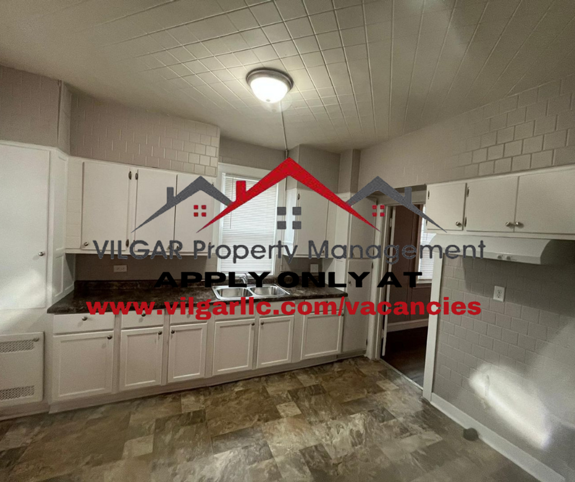 1125 Moss - Photo 2 of 13