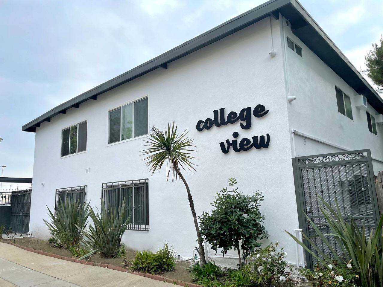 710 W 27th Street - Photo 4 of 16