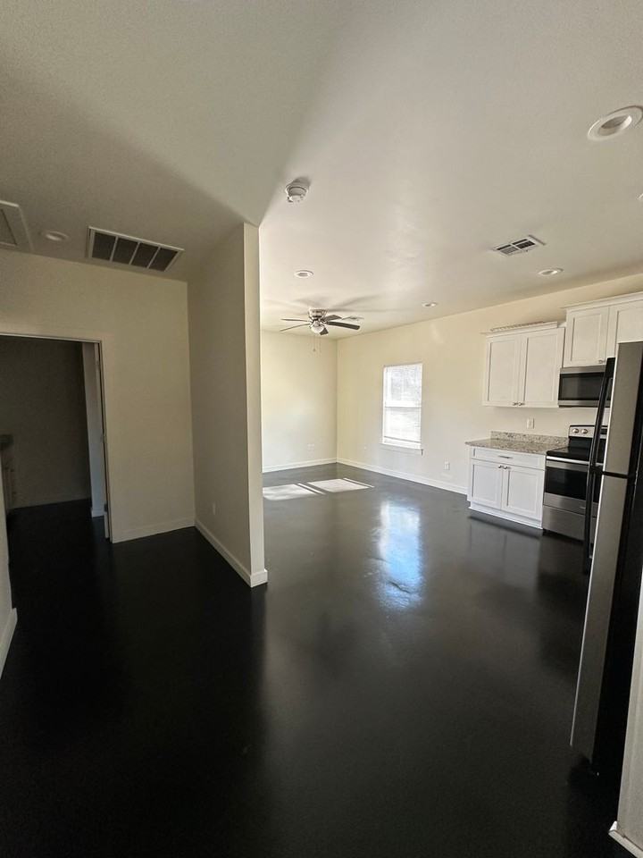 509 W Burton St - Photo 3 of 9