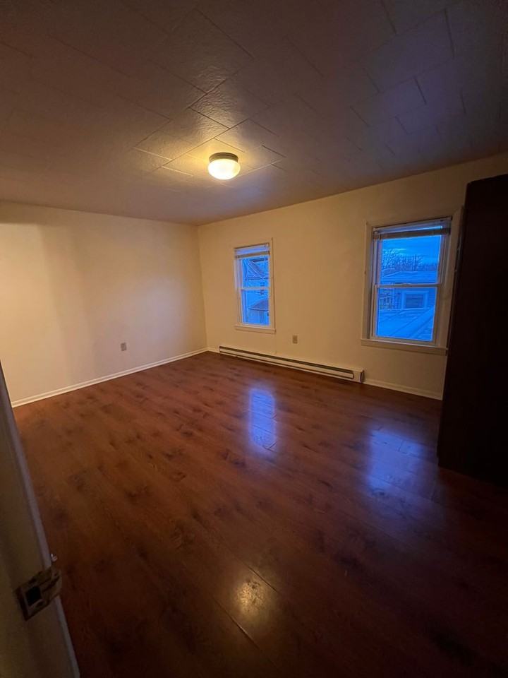 367 1/2 St Paul St - Photo 2 of 5