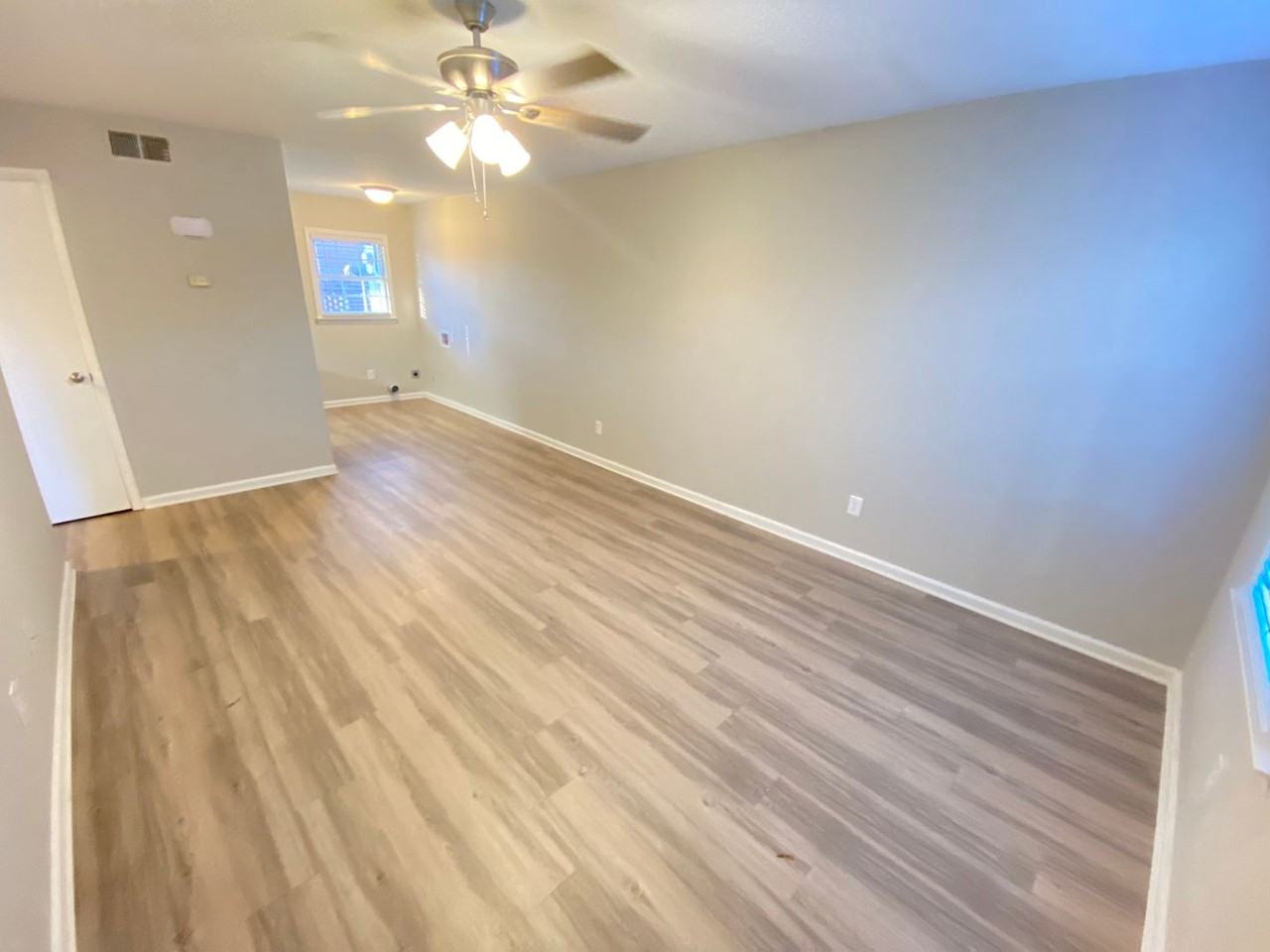 Oakwood Villa Apartments - Photo 4 of 24