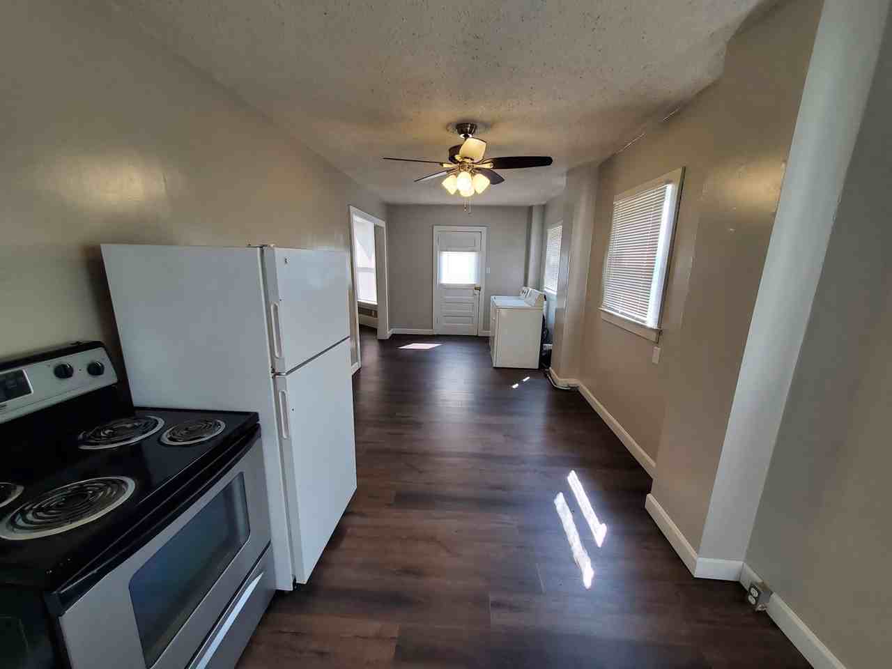 1005 1005 5th St - Main Floor - Photo 4 of 24