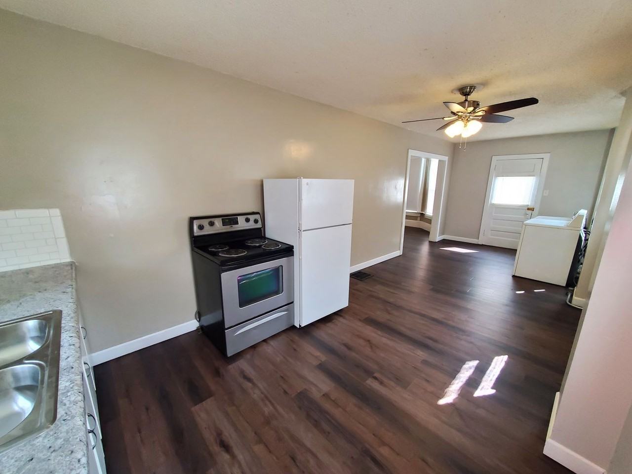 1005 1005 5th St - Main Floor - Photo 5 of 24