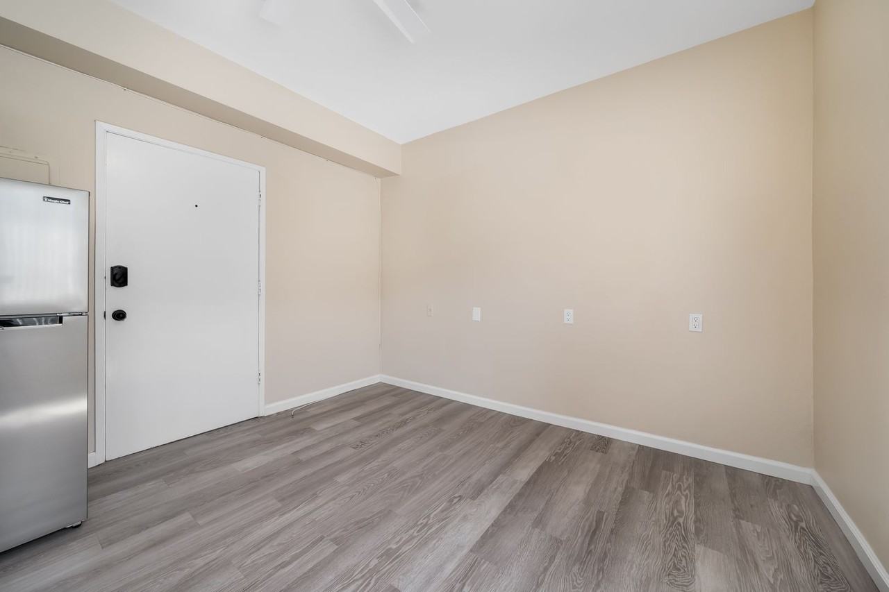 1127 Foothill Boulevard - Photo 3 of 9