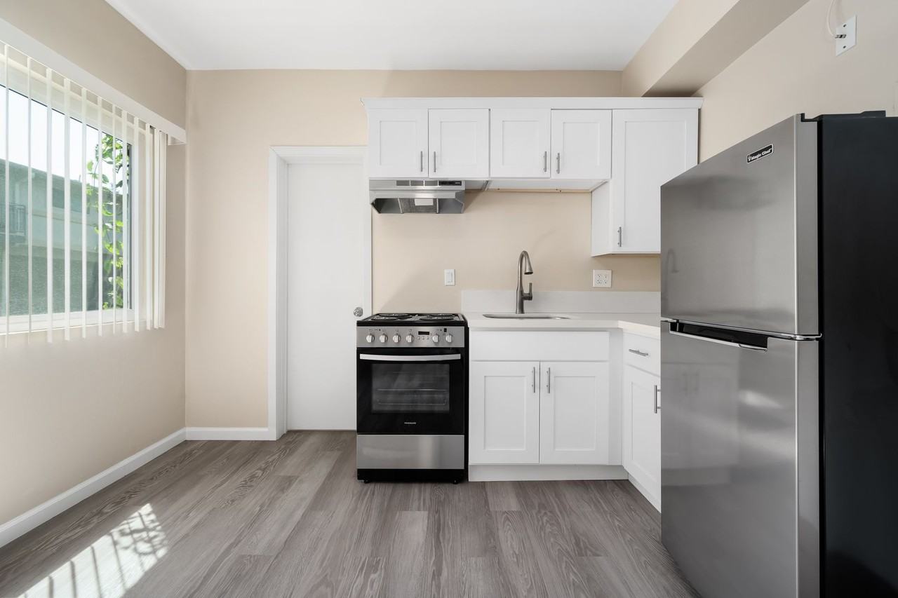 1127 Foothill Boulevard - Photo 5 of 9