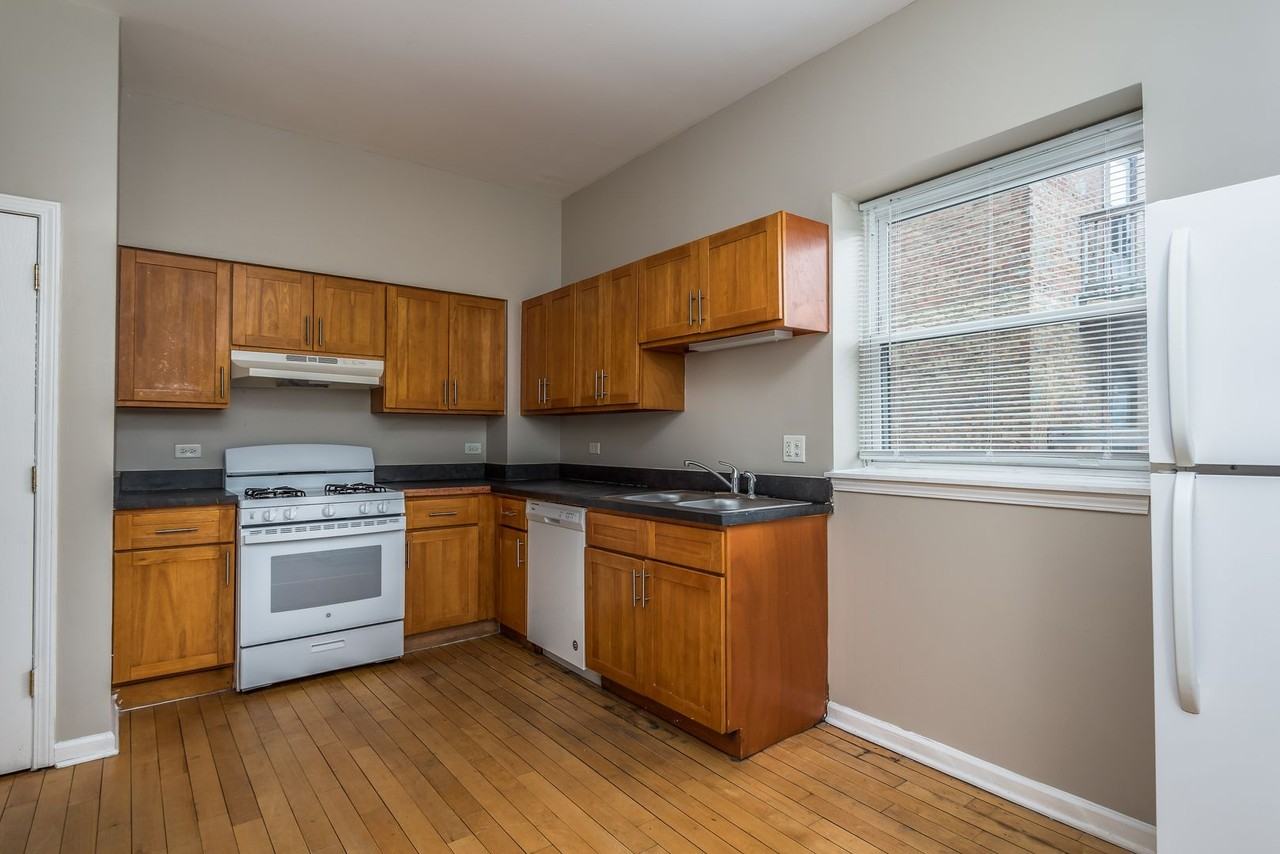 6034 S Prairie Ave - Photo 2 of 18