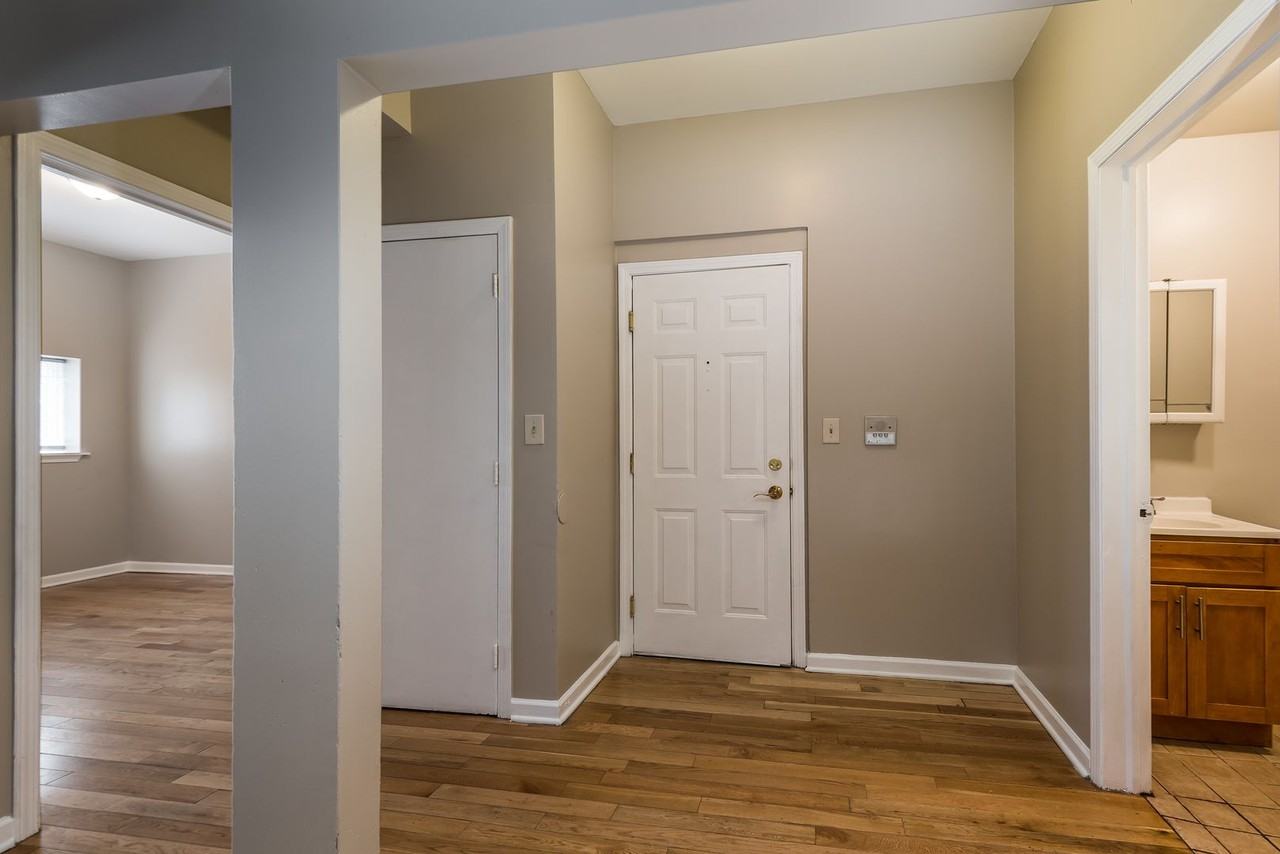 6034 S Prairie Ave - Photo 3 of 18
