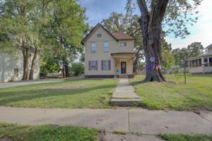 featured image of 929 E 15th St