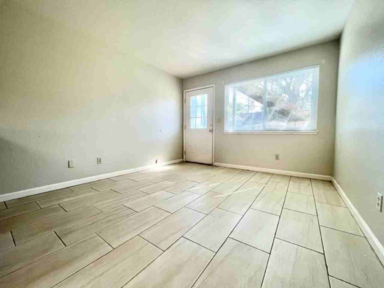 **Pre-Leasing For Summer 2025** Spacious 4 bedroom, 2 Bath Apartments OR a 2 bedroom, 1 bath house - Photo 3 of 26