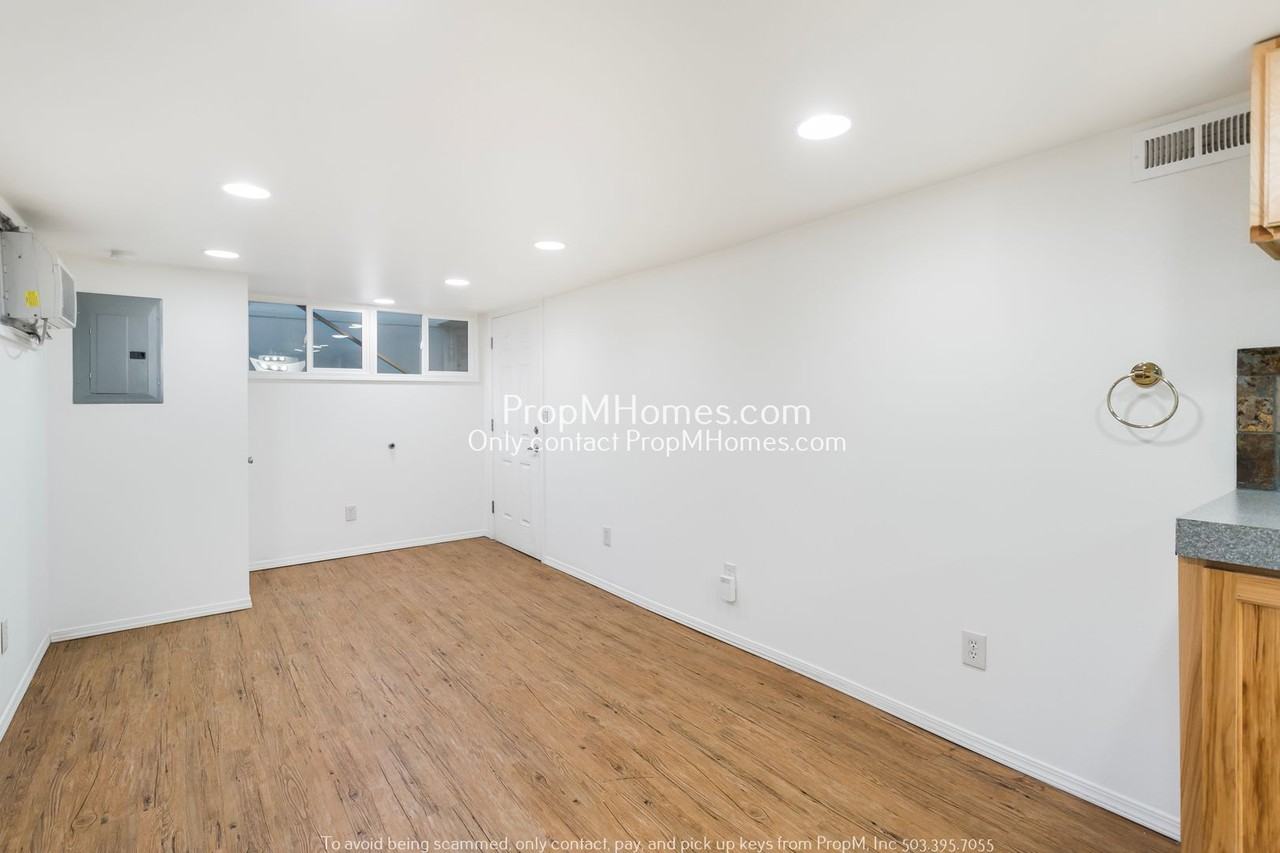 5160 NE Columbia Boulevard - Photo 3 of 25