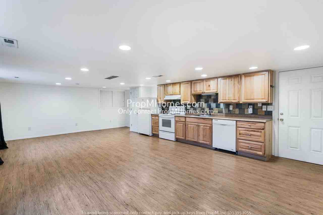 5160 NE Columbia Boulevard - Photo 2 of 25